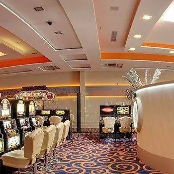 מלון Platinum & Casino 4*
